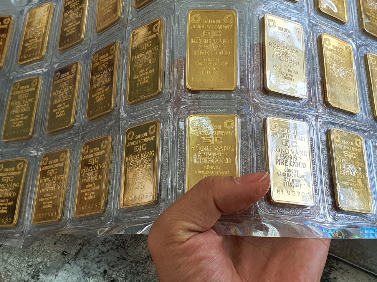 Tại sao vàng SJC đắt hơn vàng 9999?