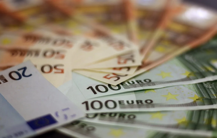 Euro (EUR) là đơn vị tiền tệ chính thức của khối Liên minh Châu Âu (EU)