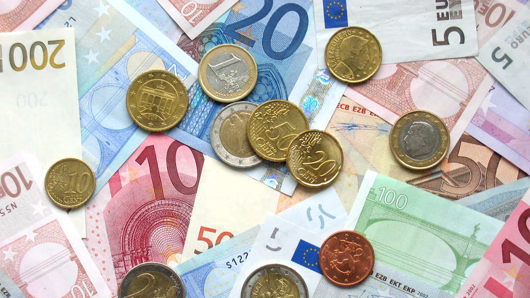 Euro hiện nay có hai loại tiền xu và tiền giấy